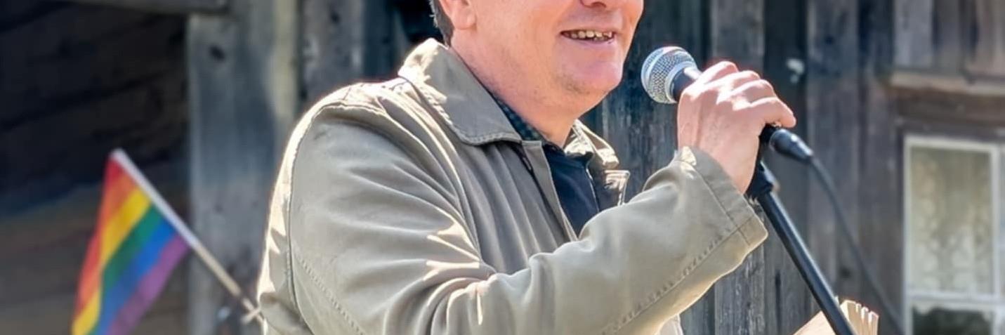 Steinar Opstad leser på Engerholm